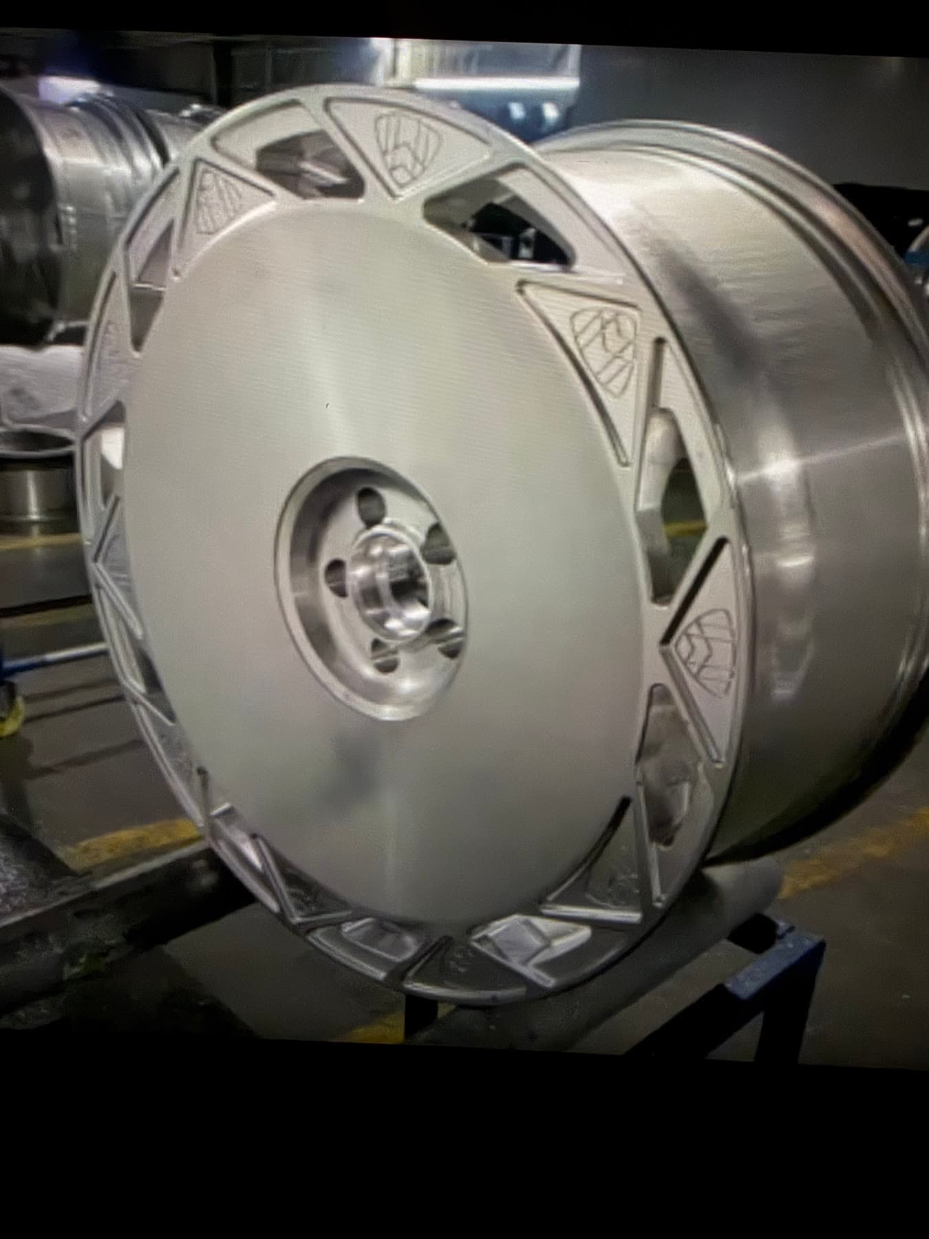 Mercedes-Maybach finish and wheel detail after service